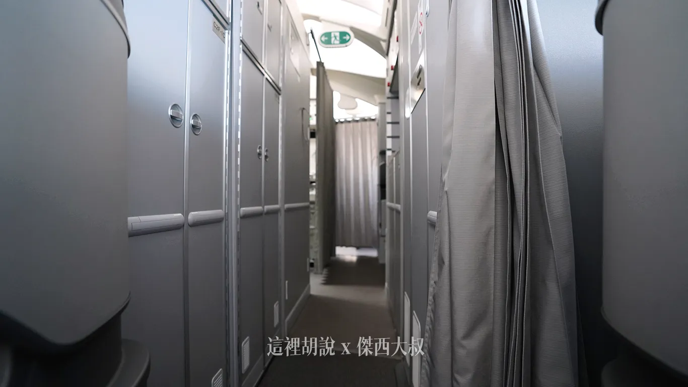 中央座位後方的儲物櫃 (787-10) 加大的額外儲物空間