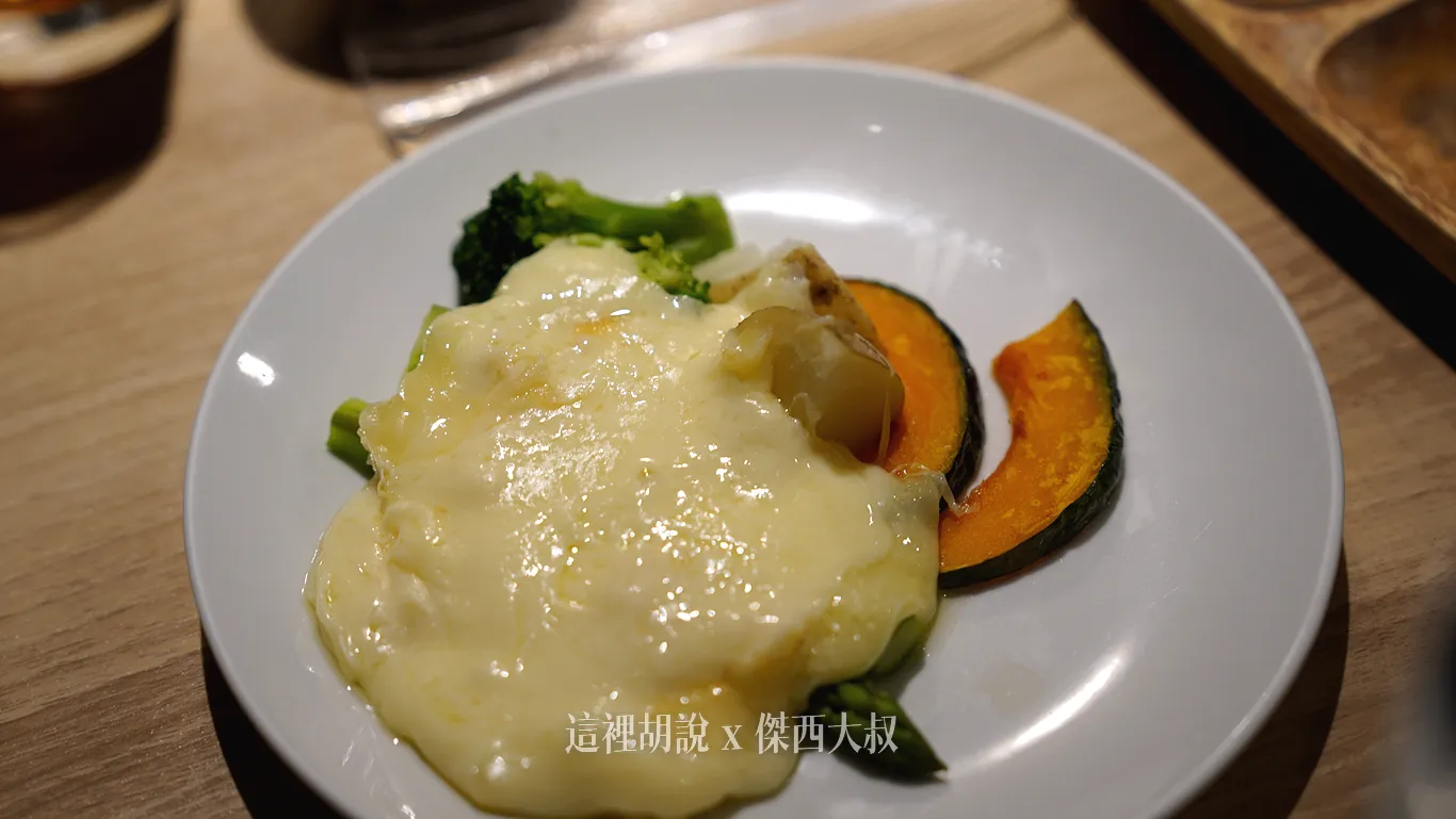 南瓜佐拉克雷特起司（起司加熱之後掛下來放在食材）