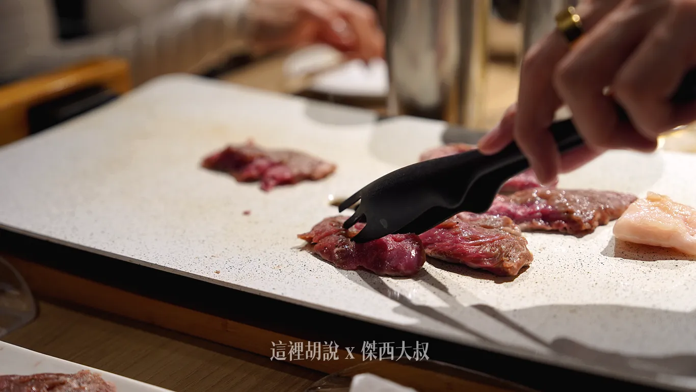 桌子中間有烤盤可以自行烤肉