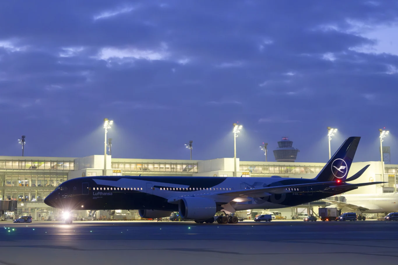 漢莎航空完成復古塗裝A321 以歷史悠久的復刻『洛克希德超級星座號』展現百年飛行風采：慕尼黑轉運中心的藍色空中巴士 A350-900