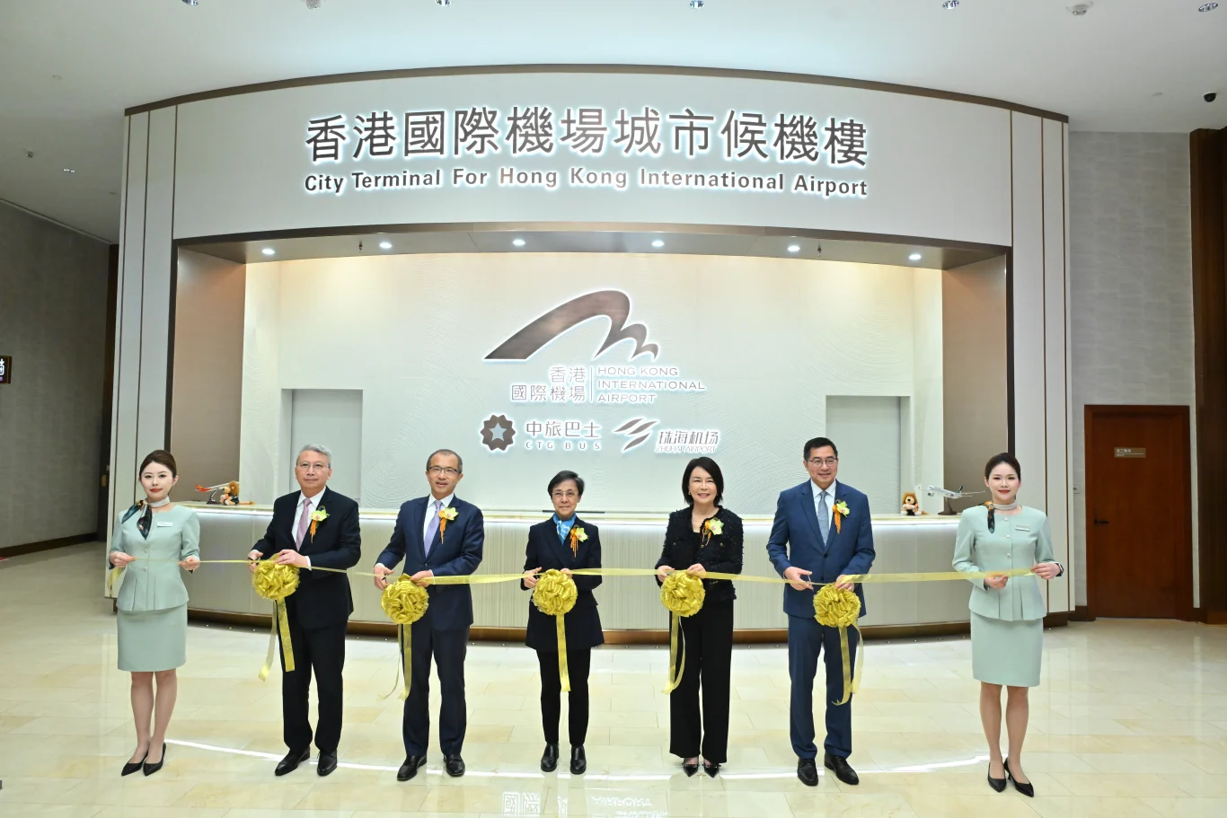 澳門旅遊局局長文綺華 (中)、香港機場機管局行政總裁李佳蕙 (右三)、美高梅中國首席執行官及執行董事馮小峰 (左三)、珠海市珠港機場管理有限公司總經理丘昌賢 (左二)及香港中旅汽車服務董事總經理黃明慈(右二)主持城市候機樓的開幕儀式。