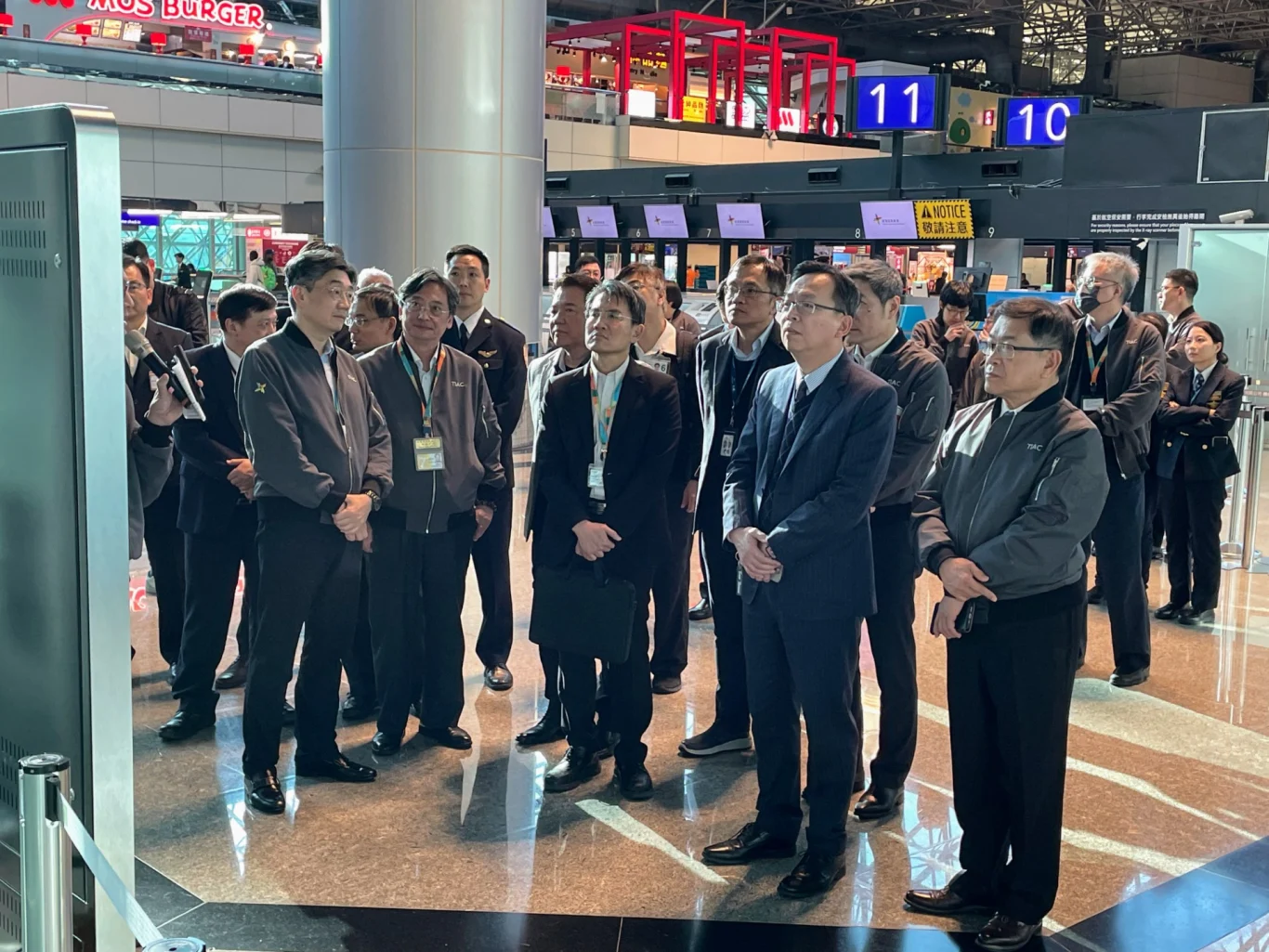 交通部次長林國顯(右2)至桃園機場視察春節疏運整備情形。