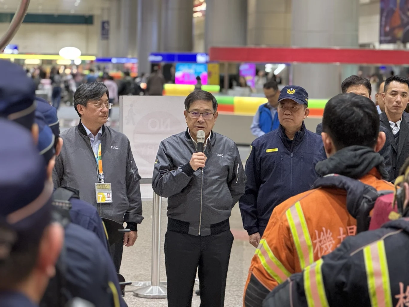 機場公司董事長楊偉甫(中)表示，桃園機場是國家重要的交通樞紐與關鍵基礎設施，為維護旅客安全，必須隨時保持高度警覺，不能有任何鬆懈。