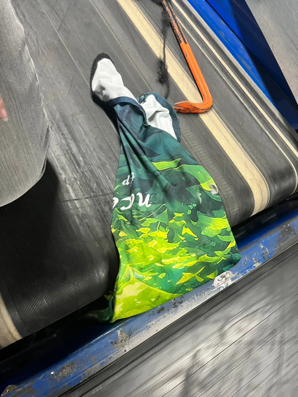 這一種偏光滑的行李箱套,因為沒有摩擦力,搬運也很相對容易摔到,並且會減少摩擦力道,增加滑行撞擊速度,這個行李套,是被捲入輸送帶末端照片來源:桃園機場公司提供 這一種偏光滑的行李箱套,因為沒有摩擦力,搬運也很相對容易摔到,並且會減少摩擦力道,增加滑行撞擊速度,這個行李套,是被捲入輸送帶末端照片來源:桃園機場公司提供