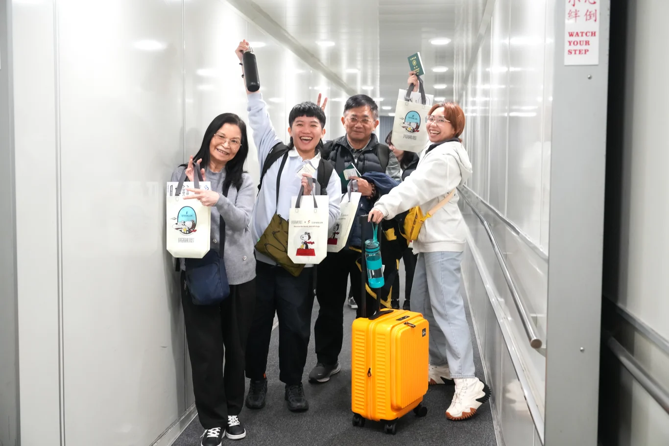 星宇航空也準備首航旅客專屬紀念好禮，包括Airbus 限量飄帶、識別證帶及 A350-1000 紀念貼紙，讓旅客將歷史時刻帶回家收藏。