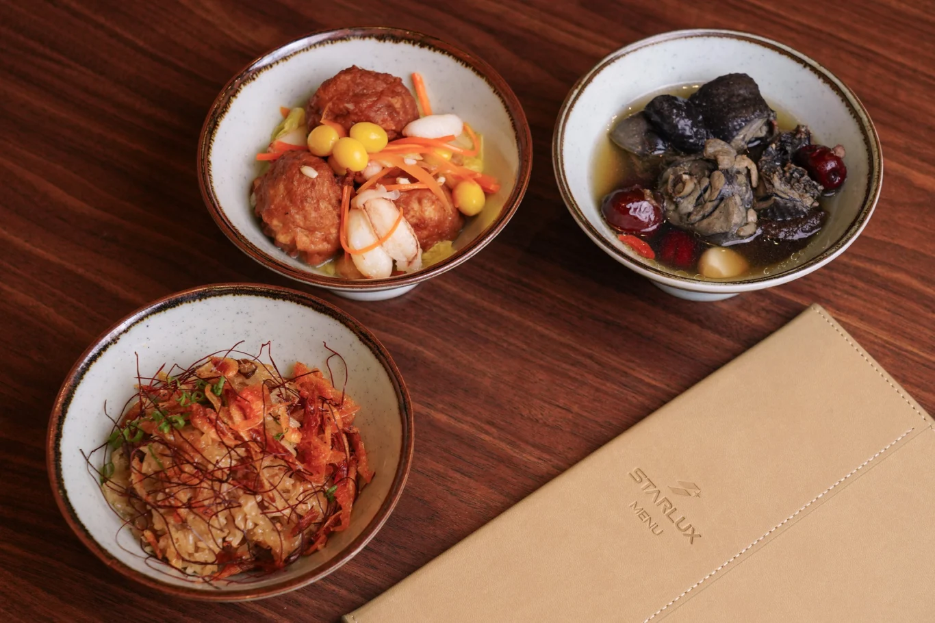 「極饌佛跳牆」的「烏骨雞養生雞湯」，