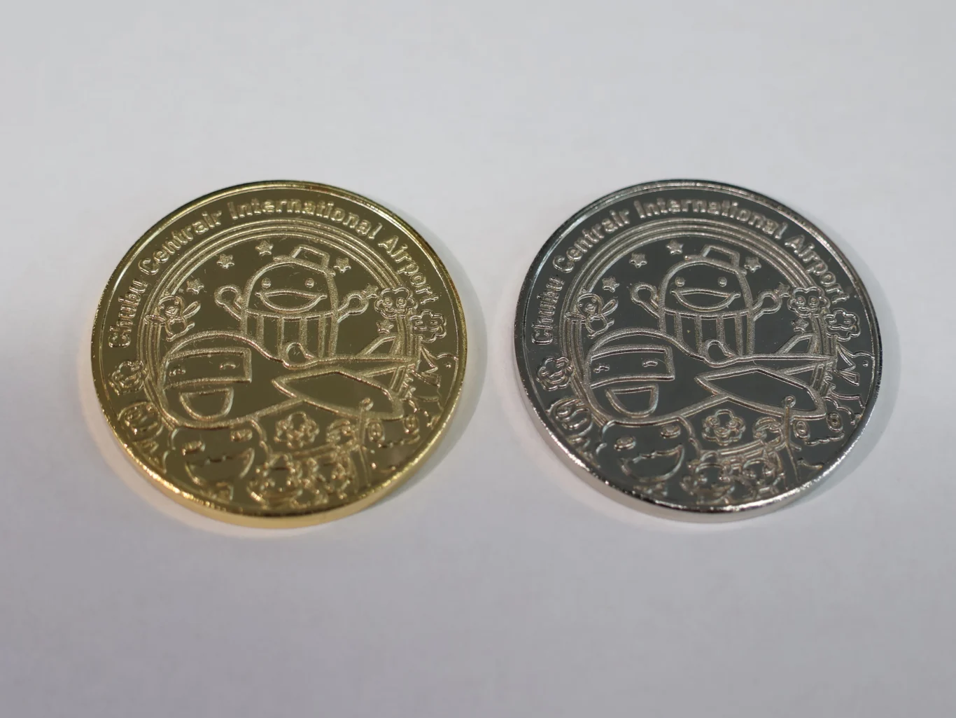 左:紀念幣(金)右:紀念幣(銀) 左:紀念幣(金)右:紀念幣(銀)