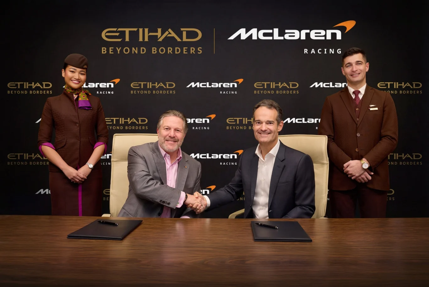 麥拉倫車隊執行長查克·布朗 (Zak Brown) 與阿提哈德航空執行長安東諾阿爾多·內維斯 (Antonoaldo Neves) 於阿提哈德航空總部舉行的簽署儀式