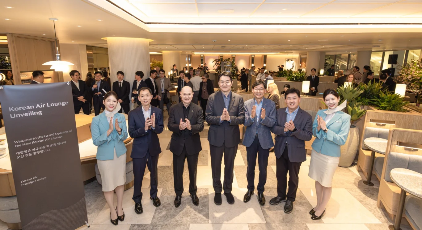 左二起為大韓航空 (Korean Air) 洛杉磯國際機場總經理暨機場服務團隊負責人 Oh Yeol Hwang、大韓航空 (Korean Air) 機上服務與貴賓室執行副總裁暨主管 David Pacey、韓進集團 (Hanjin Group) 暨大韓航空 (Korean Air) 會長兼執行長趙源泰 (Walter Cho)、大韓航空 (Korean Air) 美洲地區總部高級副總裁暨負責人 Jin Ho Lee，以及韓亞航空 (Asiana Airlines) 美洲地區總部常務副總裁暨負責人 Kitaek Kang，在活動期間與工作人員合影留念。