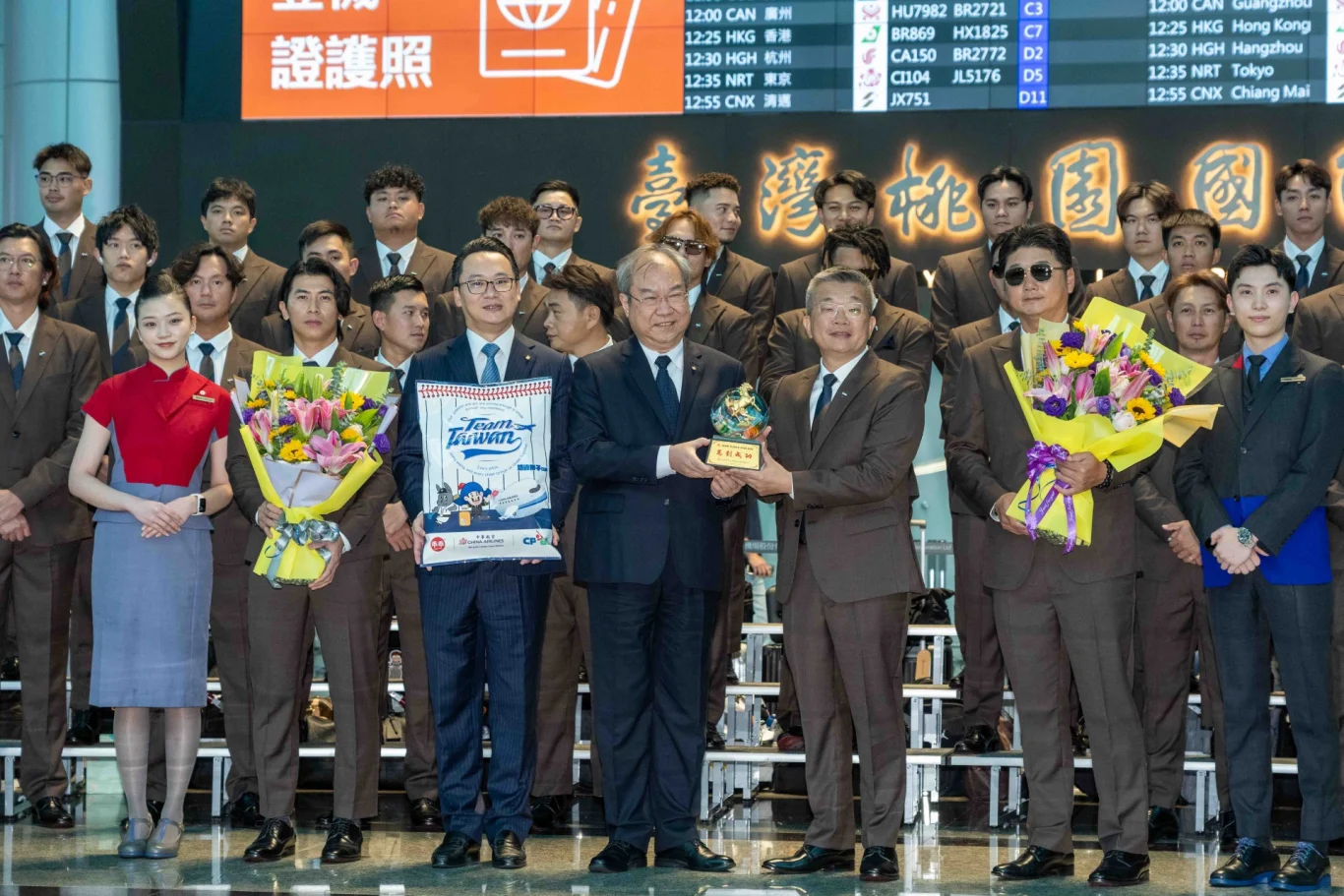 中華航空以包機陪同 Team Taiwan 前往日本宮崎，桃園機場現場充滿熱情的送機球迷夾道為台灣英雄歡呼，華航董事長高星潢特別致贈「馬到成功」琉璃座，總經理陳漢銘也到場打氣。