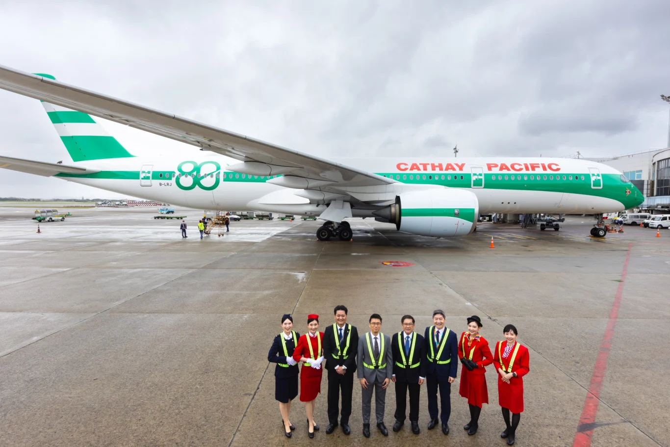 國泰航空80周年首架特別塗裝機於今（3日）正式飛抵桃園國際機場，象徵「同心飛躍八十年」周年慶祝活動正式在台展開。左起為國泰航空桃園機場資深經理陳信佑、國泰航空台灣暨韓國區總經理冼蔚宗、桃園國際機場股份有限公司董事長楊偉甫、桃園國際機場股份有限公司總經理范孝倫。 圖/國泰航空