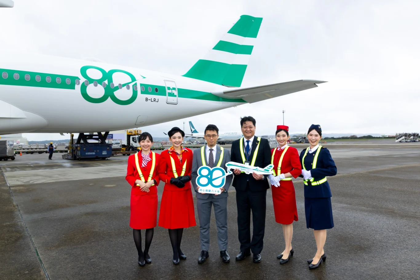 此次抵台的國泰航空空中巴士A350長程客機，機身披上融合經典綠白相間條紋的「生菜葉三明治」，復古造型成為機場一大亮點。左起為國泰航空台灣暨韓國區總經理冼蔚宗、國泰航空桃園機場資深經理陳信佑。