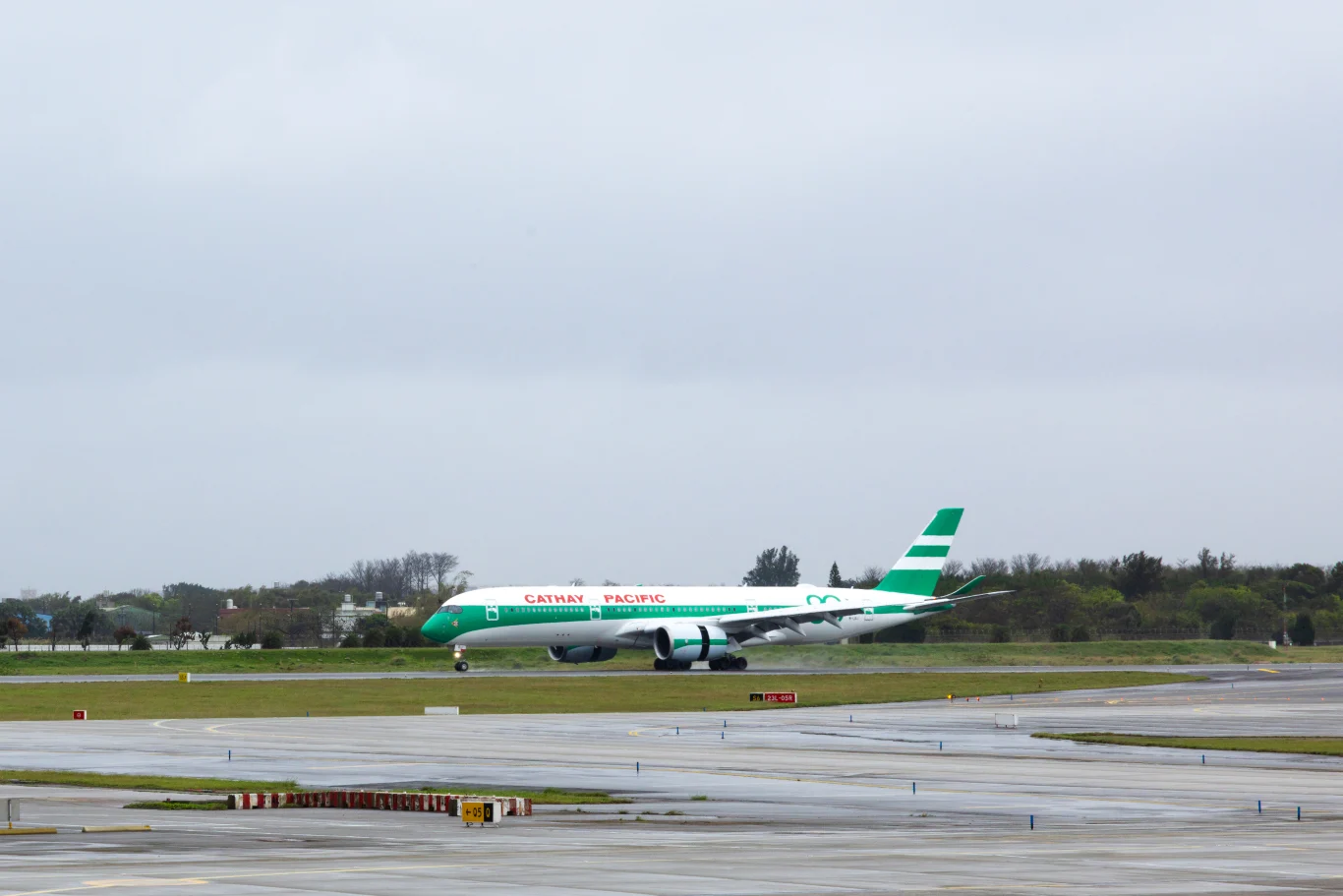 此次抵台的國泰航空空中巴士A350長程客機，機身披上融合經典綠白相間條紋的「生菜葉三明治」，復古造型成為機場一大亮點。左起為國泰航空台灣暨韓國區總經理冼蔚宗、國泰航空桃園機場資深經理陳信佑