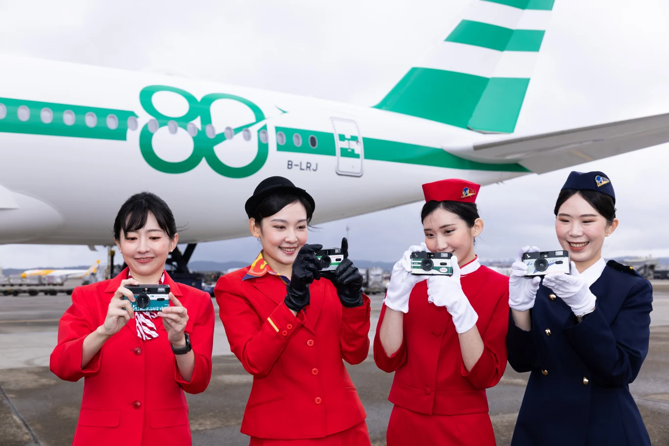 國泰航空推出「經典時代菲林相機」系列，全套四款不同年代設計，重溫80載傳承的珍貴片段。（相關安全措施已完備且經特別許可拍攝）圖/國泰航空