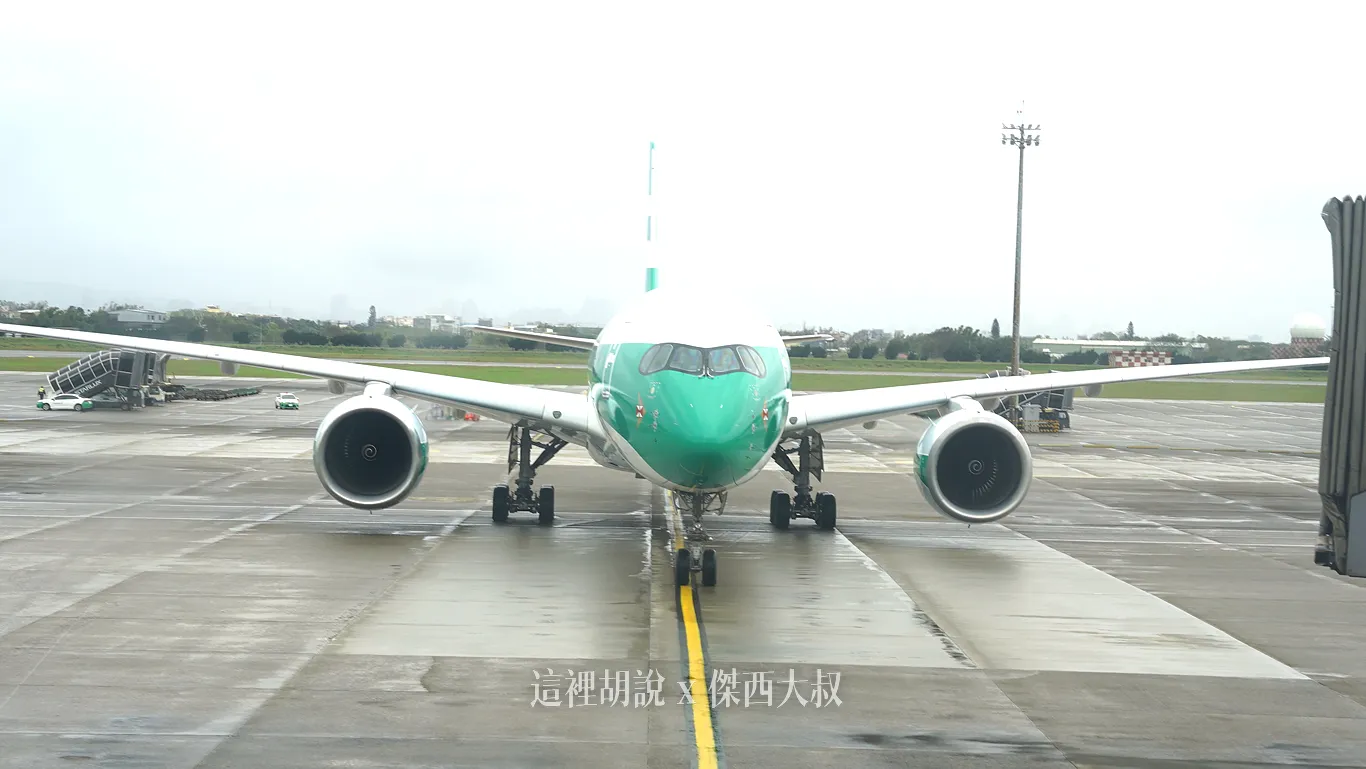 圖多！『生菜葉三明治』國泰航空80周年首架復古塗裝客機抵台 慶祝活動正式展開 紀念商品機場就可以買的到：B-LRJ 復古塗裝『生菜葉三明治』抵台全紀錄