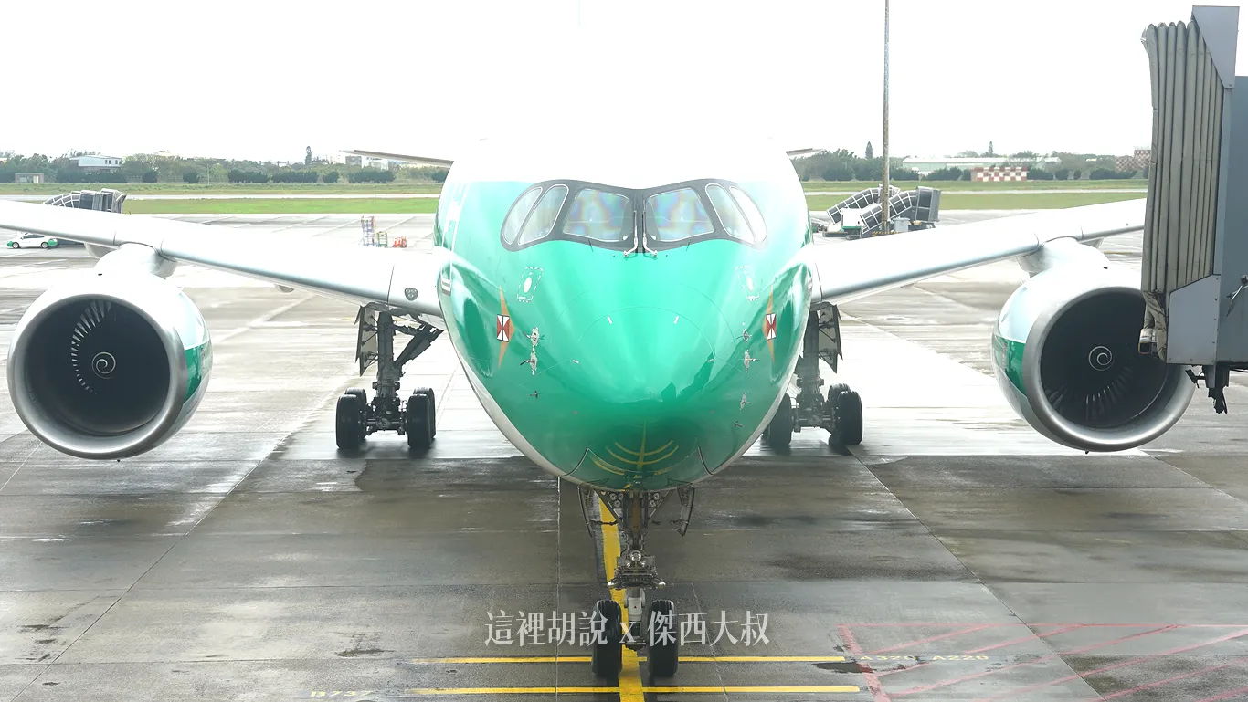 圖多！『生菜葉三明治』國泰航空80周年首架復古塗裝客機抵台 慶祝活動正式展開 紀念商品機場就可以買的到：B-LRJ 復古塗裝『生菜葉三明治』抵台全紀錄