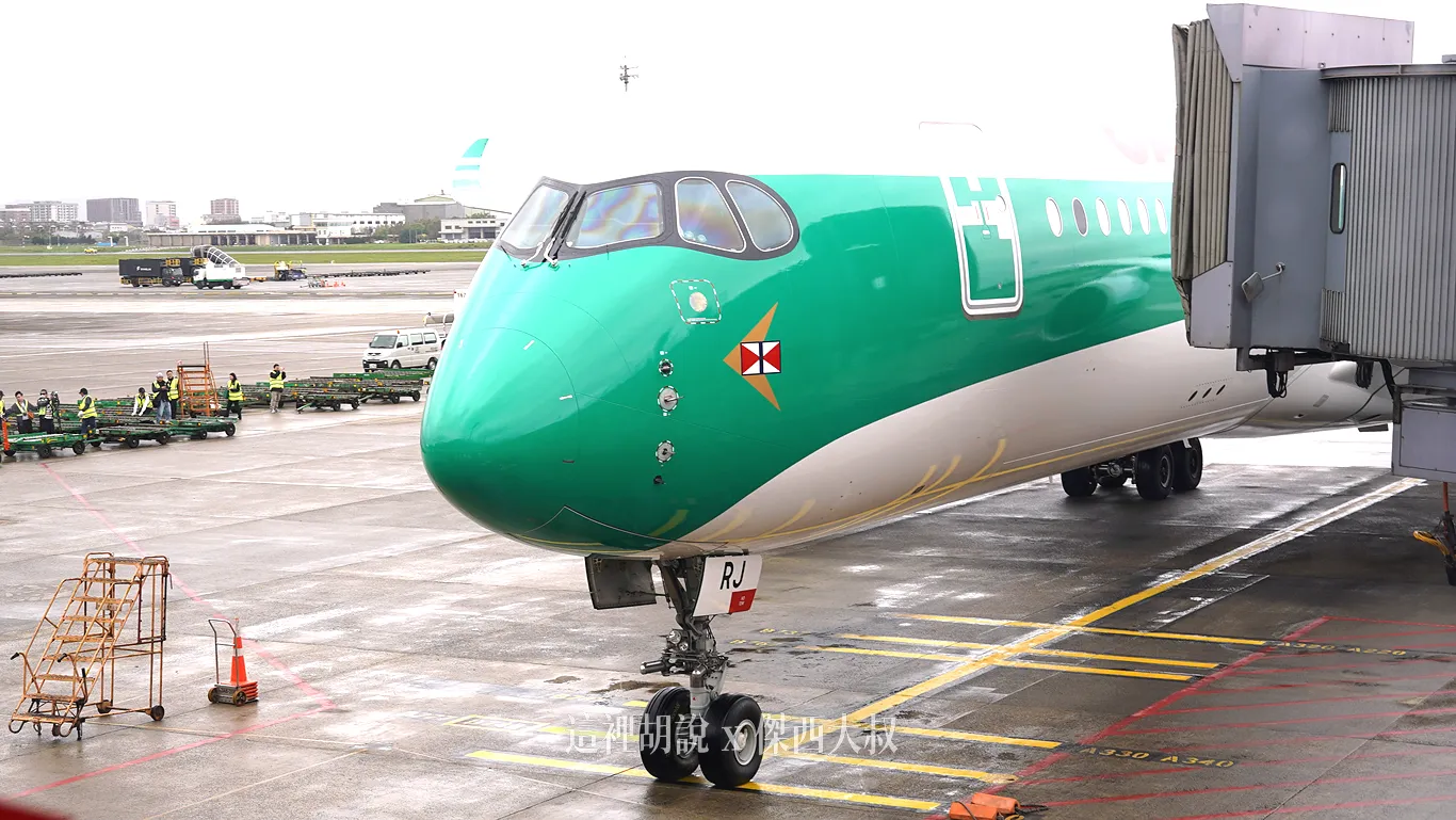圖多！『生菜葉三明治』國泰航空80周年首架復古塗裝客機抵台 慶祝活動正式展開 紀念商品機場就可以買的到：B-LRJ 復古塗裝『生菜葉三明治』抵台全紀錄