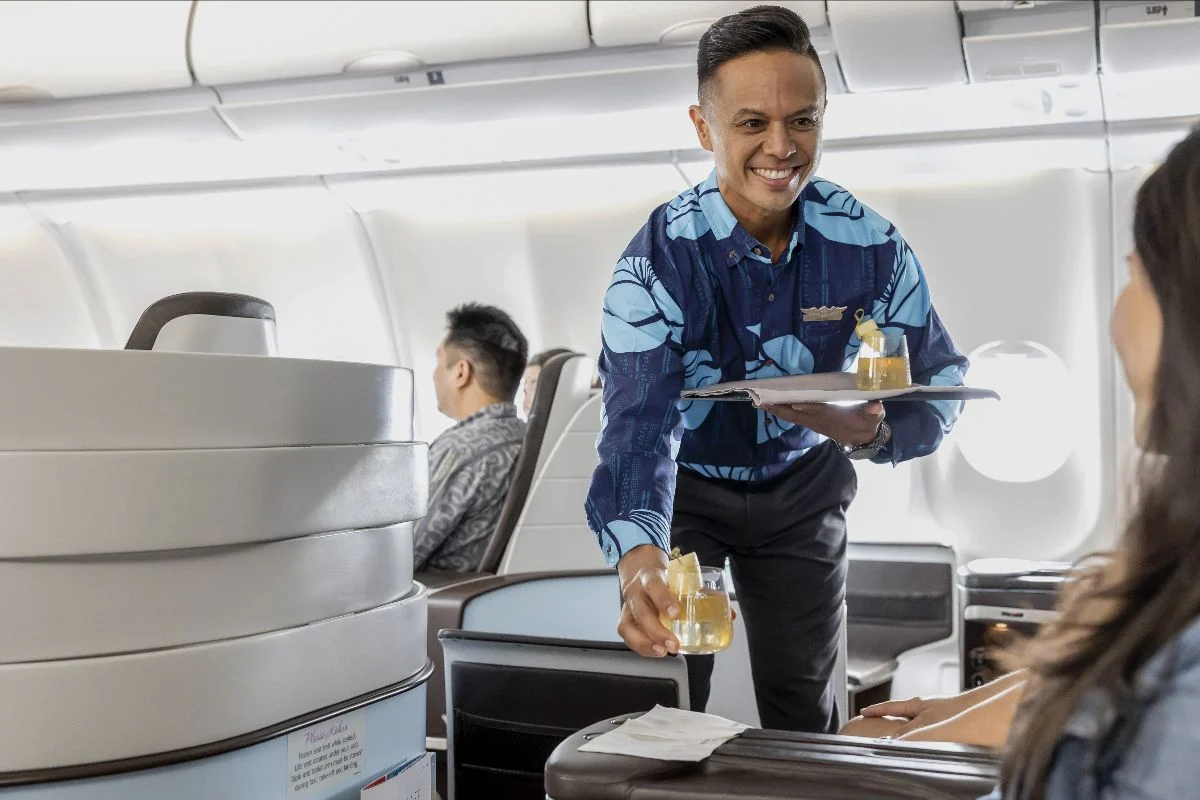 夏威夷航空歡迎戴爾·瓦爾德斯 (Dell Valdez) 出任新任行政主廚 推出升級後的頭等艙餐飲體驗:頭等艙預選餐點將於 5 月登場 夏威夷航空歡迎戴爾·瓦爾德斯 (Dell Valdez) 出任新任行政主廚 推出升級後的頭等艙餐飲體驗:頭等艙預選餐點將於 5 月登場