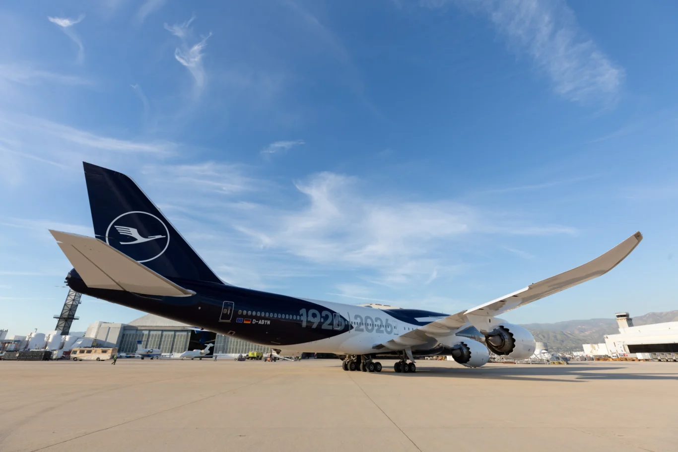 漢莎航空第六台超大鶴鳥紀念塗裝 747-8 慶祝成立 100 週年 - 這裡胡說 JL TALKS 漢莎航空第六台超大鶴鳥紀念塗裝 747-8 慶祝成立 100 週年 - 這裡胡說 JL TALKS