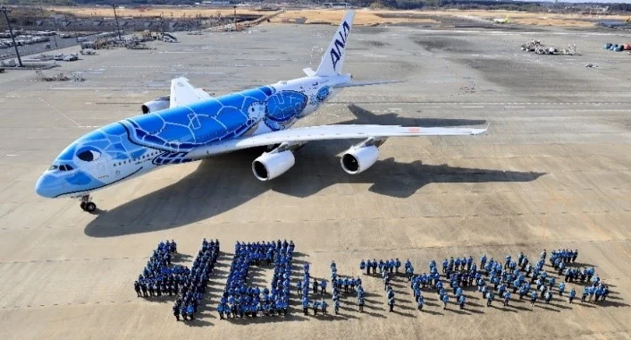 約 300 名 ANA 集團員工齊聚成田機場，排出「40th THANKS」的人型文字，以紀念國際定期航班開航 40 週年