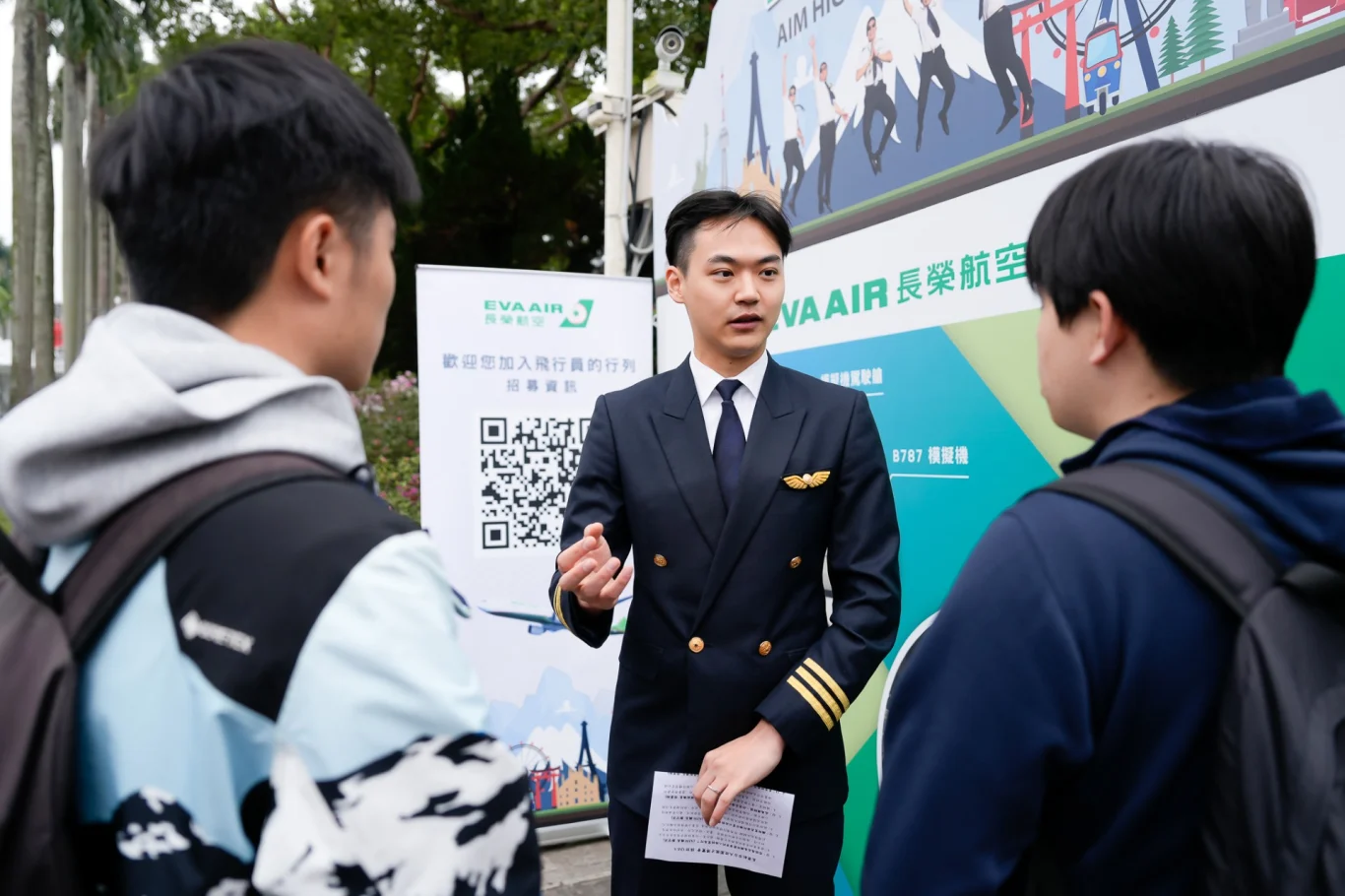 現職長榮航空A330機隊副機長，畢業於台灣大學電機系，也特別回到校園跟學弟妹分享自身經