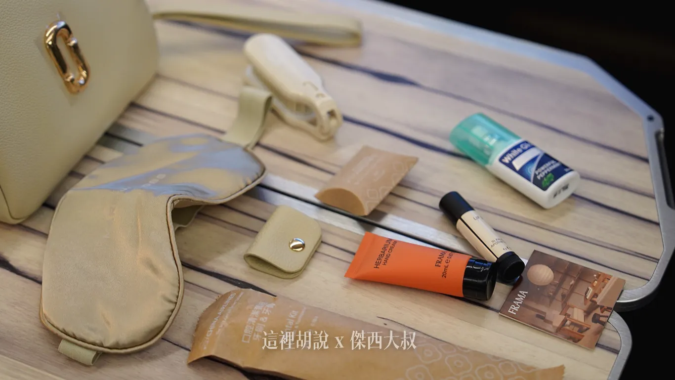 過夜包裡面居然有超實用充電線 華航2026新樣式 與Marc Jacobs聯名 - 這裡胡說 JL TALKS