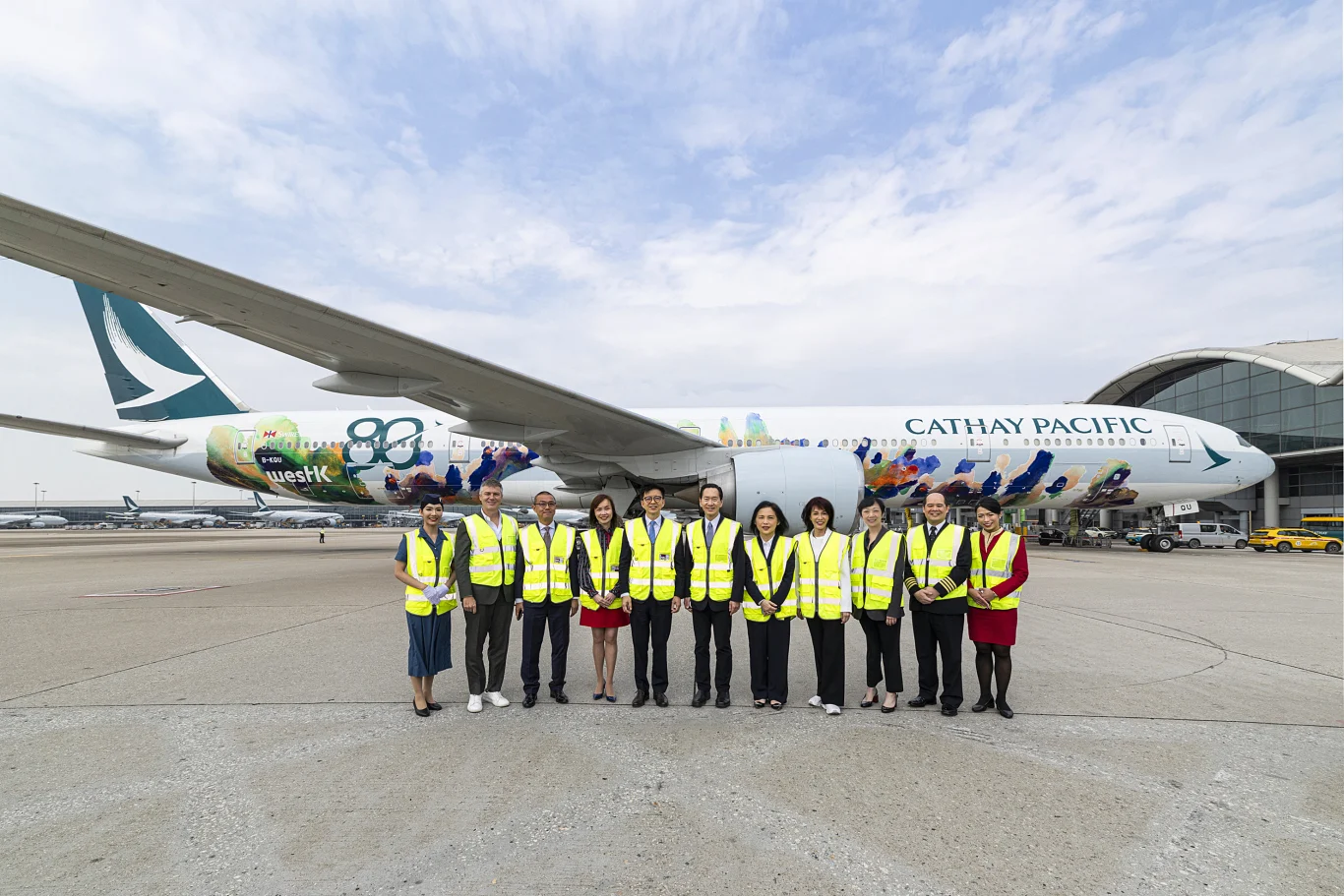 出席嘉賓於香港國際機場停機坪迎接「香港精神號──八十周年紀念版」客機。由左二至右三:國泰品牌、洞察及市務傳訊部總經理鍾橋軒、香港機場管理局機場運行執行總監姚兆聰、國泰顧客及商務總裁劉凱詩、國泰集團行政總裁林紹波、西九文化區管理局董事局主席陳智思、西九文化區管理局行政總裁馮程淑儀、「雲上西九」短片系列主持人鄭裕玲、西九文化區管理局副行政總裁(機構發展)何珏珊。 出席嘉賓於香港國際機場停機坪迎接「香港精神號──八十周年紀念版」客機。由左二至右三:國泰品牌、洞察及市務傳訊部總經理鍾橋軒、香港機場管理局機場運行執行總監姚兆聰、國泰顧客及商務總裁劉凱詩、國泰集團行政總裁林紹波、西九文化區管理局董事局主席陳智思、西九文化區管理局行政總裁馮程淑儀、「雲上西九」短片系列主持人鄭裕玲、西九文化區管理局副行政總裁(機構發展)何珏珊。