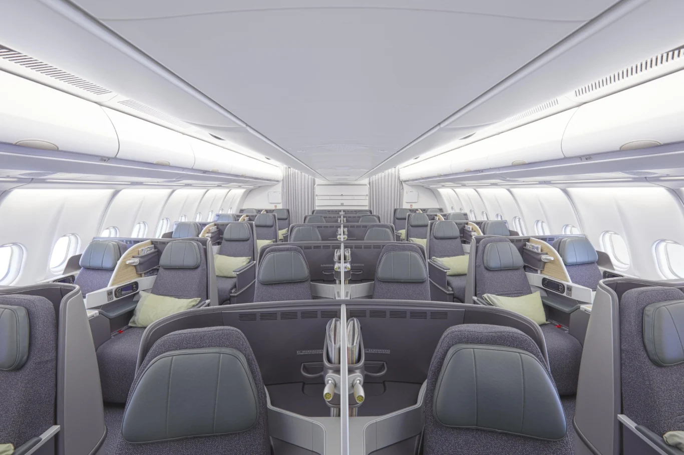 長榮航空五月起 高雄放大機種 東京、澳門、上海浦東航班都受惠  粉萌彩繪機則是投入高雄首爾航班營運 - 這裡胡說 JL TALKS