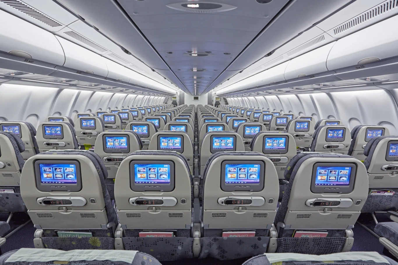 長榮航空五月起 高雄放大機種 東京、澳門、上海浦東航班都受惠  粉萌彩繪機則是投入高雄首爾航班營運 - 這裡胡說 JL TALKS