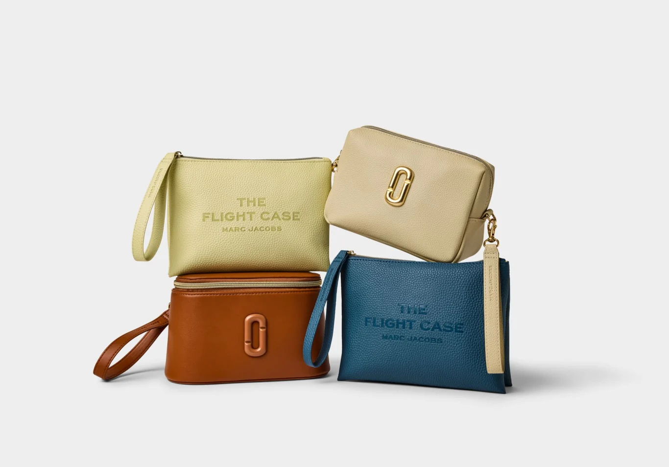 中華航空推出全新升級的機上旅行包（Travel Kit），首度攜手紐約時尚精品&nbsp;Marc Jacobs 與丹麥多方位設計品牌&nbsp;FRAMA，從包款設計到備品配置，處處展現巧思。