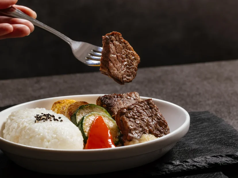 華航與米其林一星燒肉名店「大腕燒肉」聯名推出全艙等機上餐點 - 這裡胡說 JL TALKS