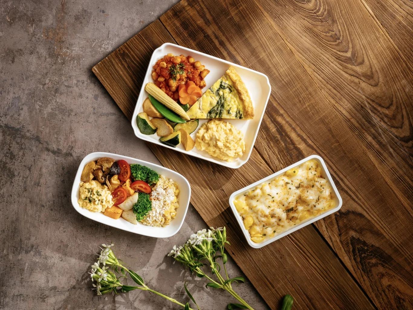 創意蔬食料理小小樹食更換全新口味，包括豪華商務艙/商務艙「菠菜菌菇鹹派與法式炒蛋」、豪華經濟艙「爐烤馬鈴薯紅地瓜與奶油玉米醬」，以及經濟艙「小樹鹹蛋南瓜起司貝殼麵」。