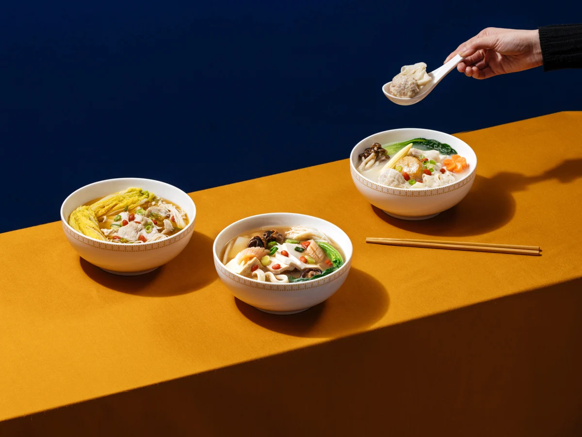 由雙月食品社於特定區域航線豪華商務艙/商務艙端出「鮮蝦餛飩干貝膠原雞湯麵」，未來將陸續獻上「干貝雞肉魷魚螺肉蒜雞湯麵」及「麻油松阪豬麵線」。