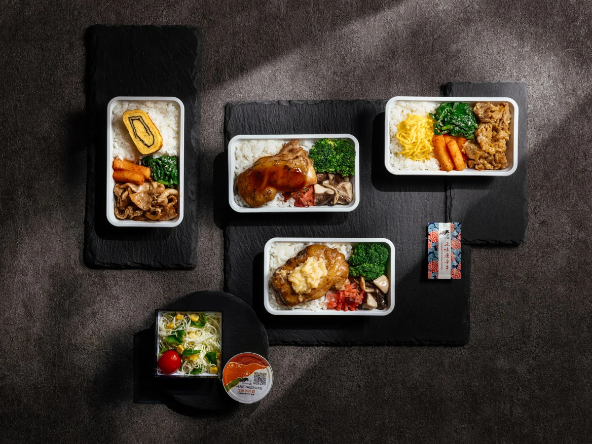 經濟艙獻上「和風牛肉飯」，依照不同季度還有「和風豚肉飯」的選擇；另也在特定航線推出「奶油蒜香雞腿排飯」。