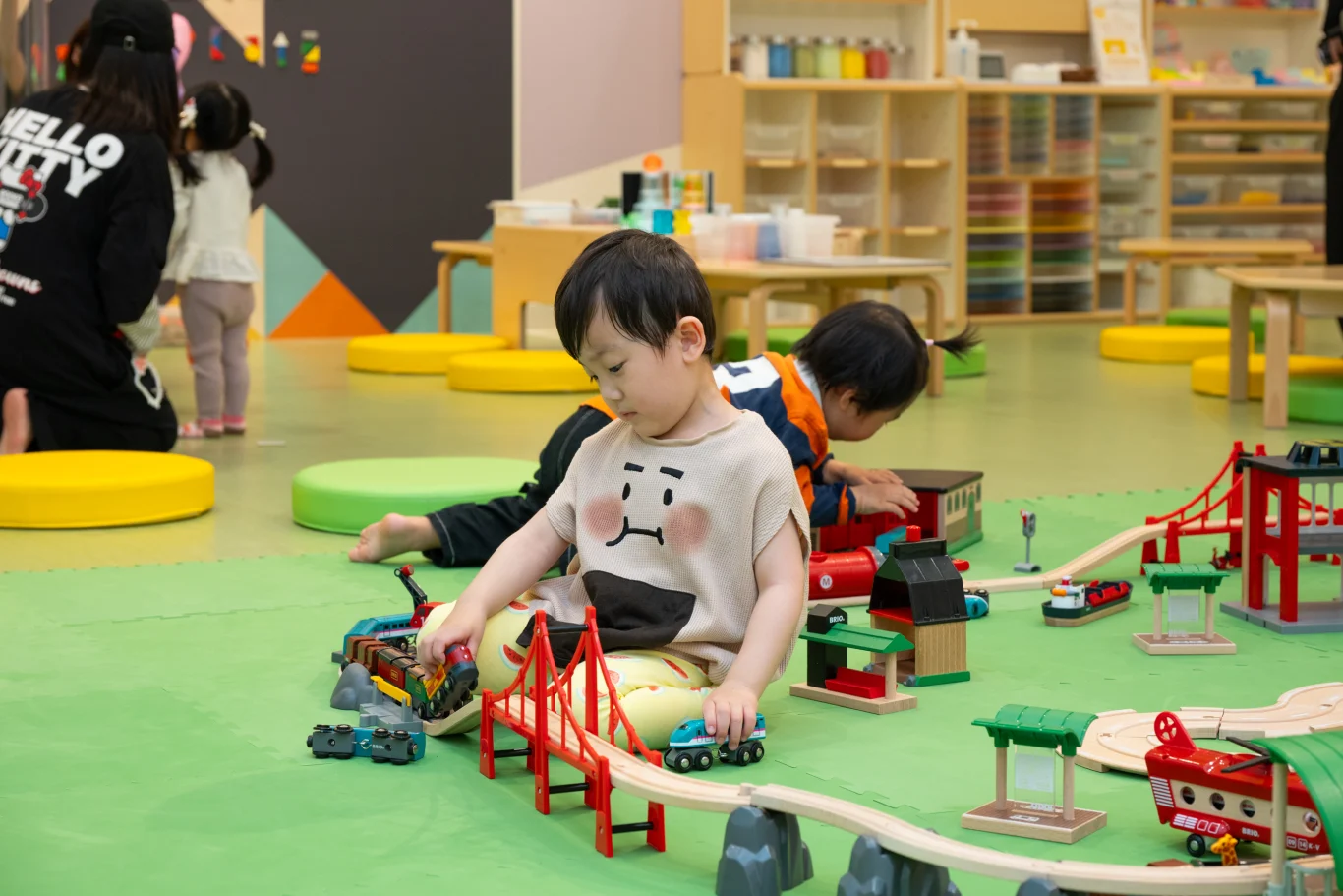主題遊戲區「遊戲之城」： 備有軌道玩具、家家酒等多樣化玩具。
