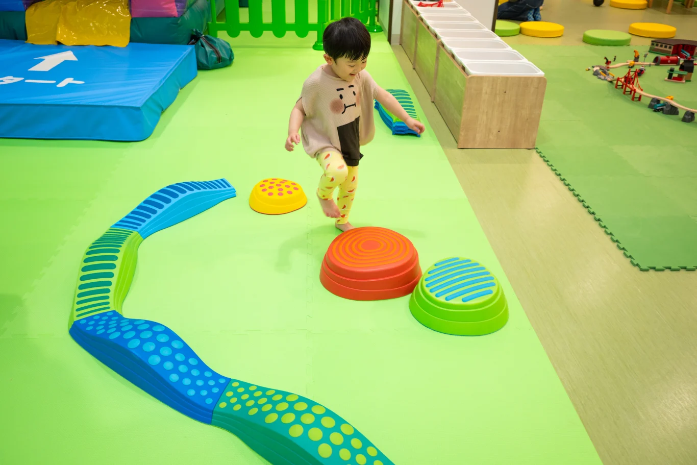 運動遊戲區「自在原野」： 鼓勵幼兒期重要的多樣化肢體開發與運動。