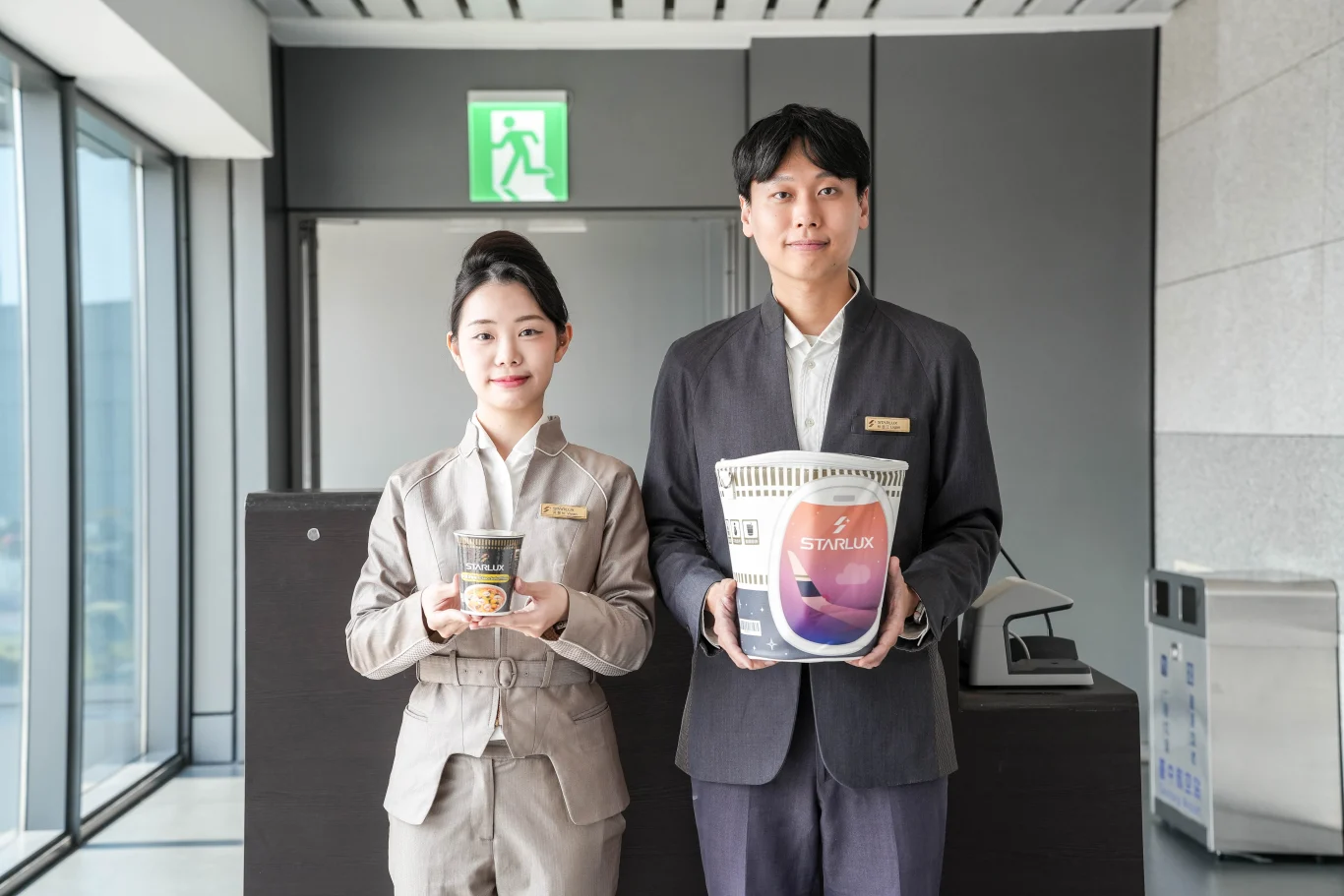 歡慶台中東京.熊本航線首航，星宇航空特別準備與日清杯麵聯名之巨無霸泡麵杯包組合，為旅客的旅程增添驚喜及美好風味！