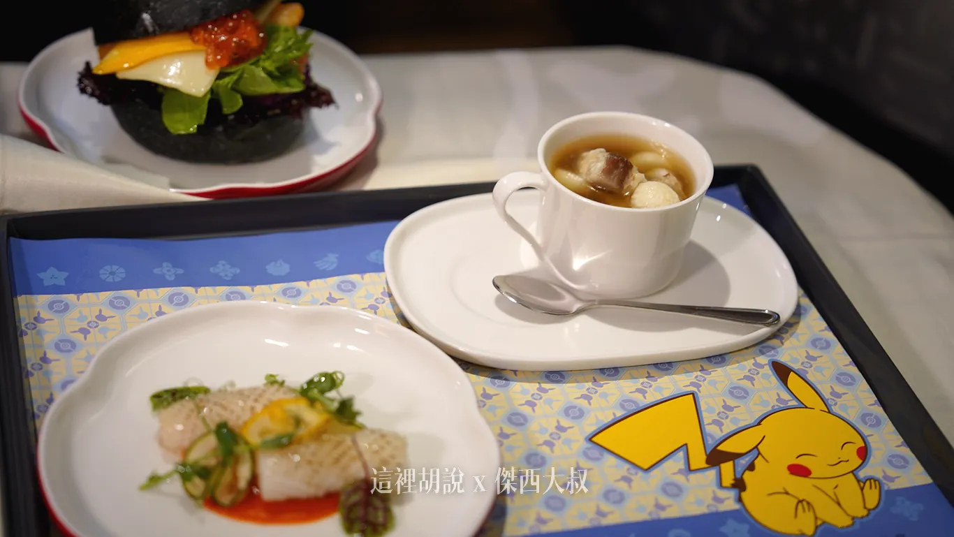 商務艙餐點（使用皮卡丘餐墊紙）