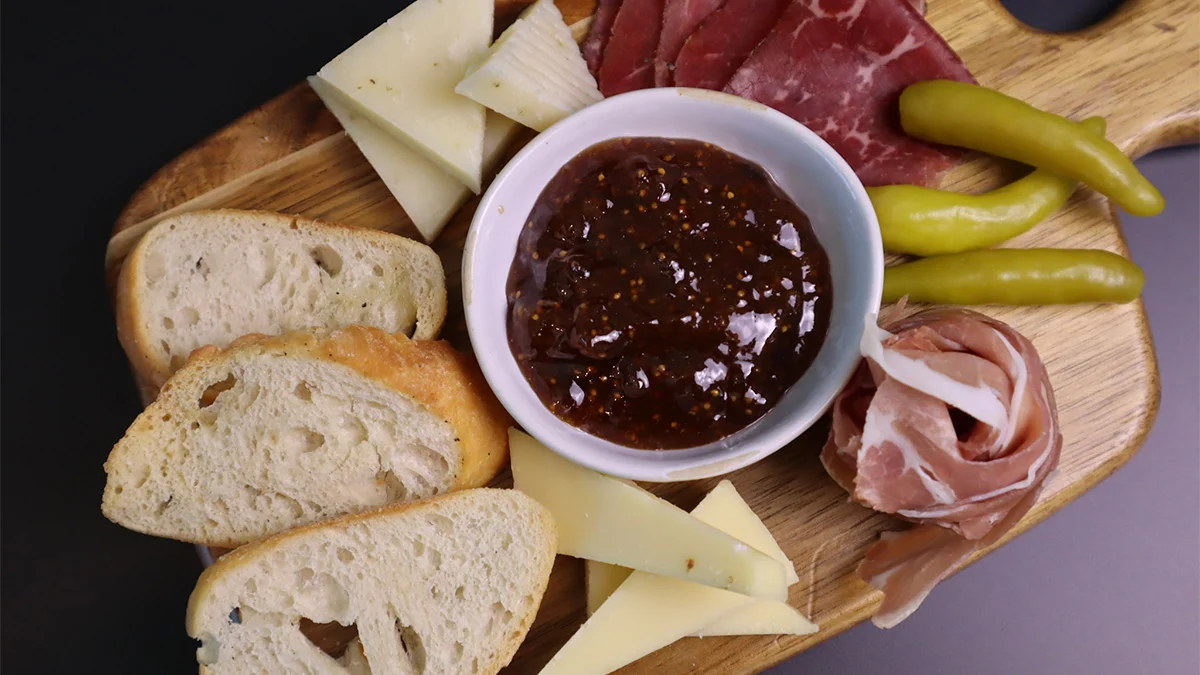 熟食冷肉盤 (Charcuterie) 讓旅客能在旗艦貴賓室打造專屬的完美餐點。