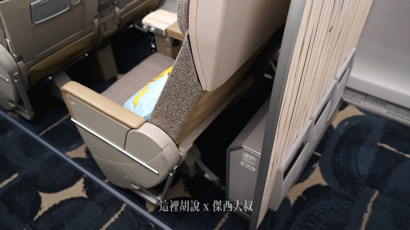 最後一排後下方為客艙備品儲存位置 最後一排後下方為客艙備品儲存位置