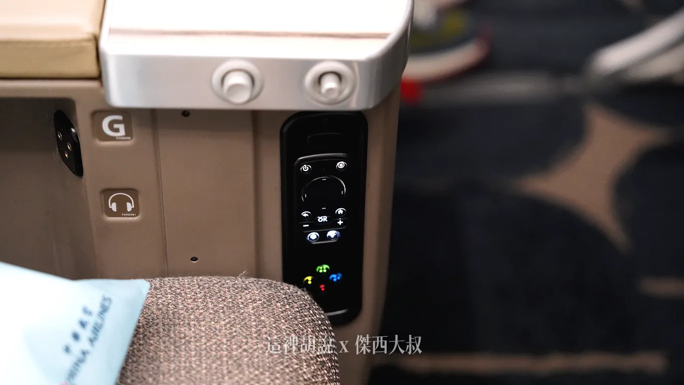 娛樂遙控器放在腳旁邊,螢幕是觸控的,遙控器可以不用耳機孔則是中間扶手下方,有耳機標示孔的位置 娛樂遙控器放在腳旁邊,螢幕是觸控的,遙控器可以不用耳機孔則是中間扶手下方,有耳機標示孔的位置