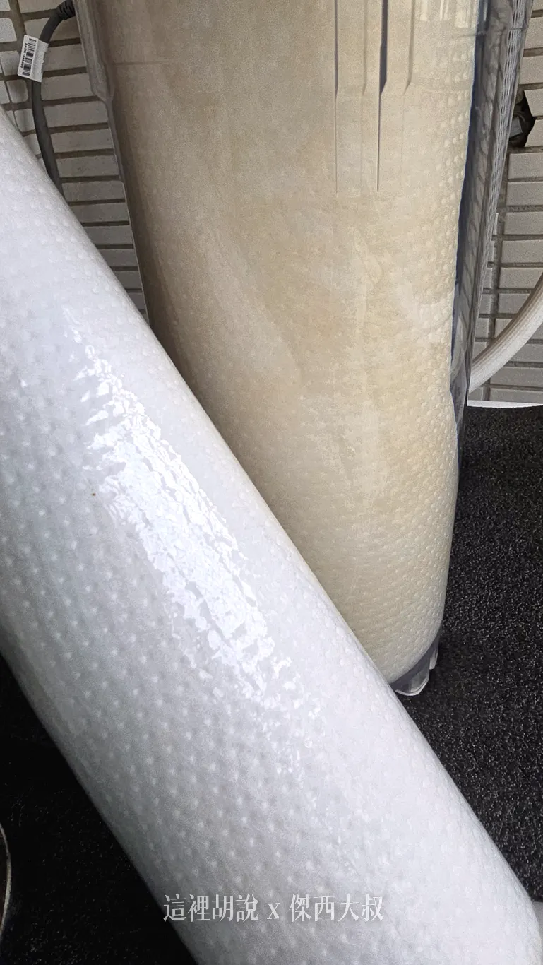 直接給大家看為什麼我那麼關心水質，這是我特別安裝在我高雄家洗衣機前面的前置濾心，作為測試全新的濾心跟使用不到一個月的濾心的對比，這還不是每天洗衣服的狀態。