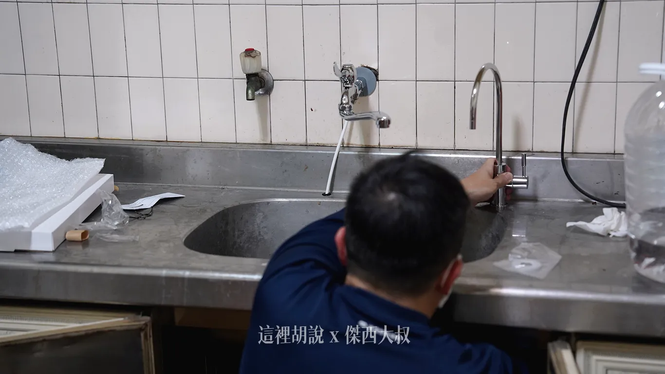 師傅正在進行鵝頸頭的安裝，特別說明因為廚下並沒有進水口，所以必需要拉一條明管到廚下，同時我指定將濾心安裝在廚下，安裝完成就只會有一條白色管，照片當中可以看到廚房真的是非常的老式