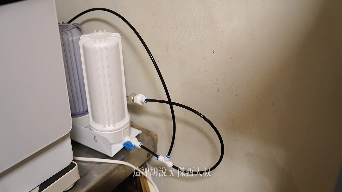 簡易前置淨水器，出水孔這邊依序接的是球型開關：可以控制出水水流，如果需要調整後面的管路可以有一個斷水點三分管：一邊去濾水器（往上的這一條黑管），另外右側的這一條管線則是直接接好了二分轉四分，接到本來是需要自己倒水的洗碗機，這樣一來整套廚房的水就有不同等級，生飲等級飲用水以及初步過濾水