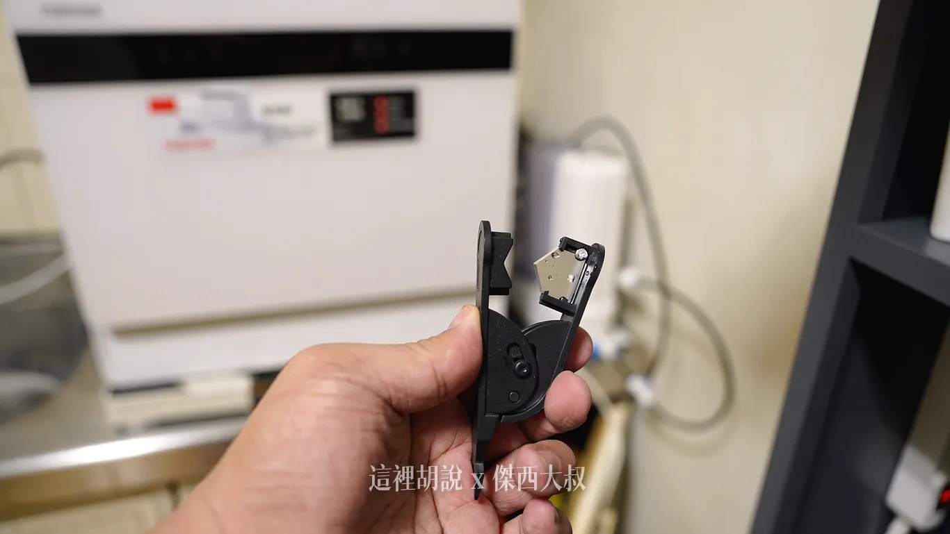 PE管切管刀：管子必需要保持筆直才不會漏水，需要用這個工具，管子才可以切的直，用剪刀會剪歪