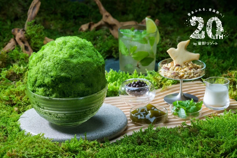 表現苔玉形成過程的配料,搭配以夏日奧入瀨溪流情景為靈感的原創飲品一同品嚐的「奧入瀨苔玉冰」 表現苔玉形成過程的配料,搭配以夏日奧入瀨溪流情景為靈感的原創飲品一同品嚐的「奧入瀨苔玉冰」