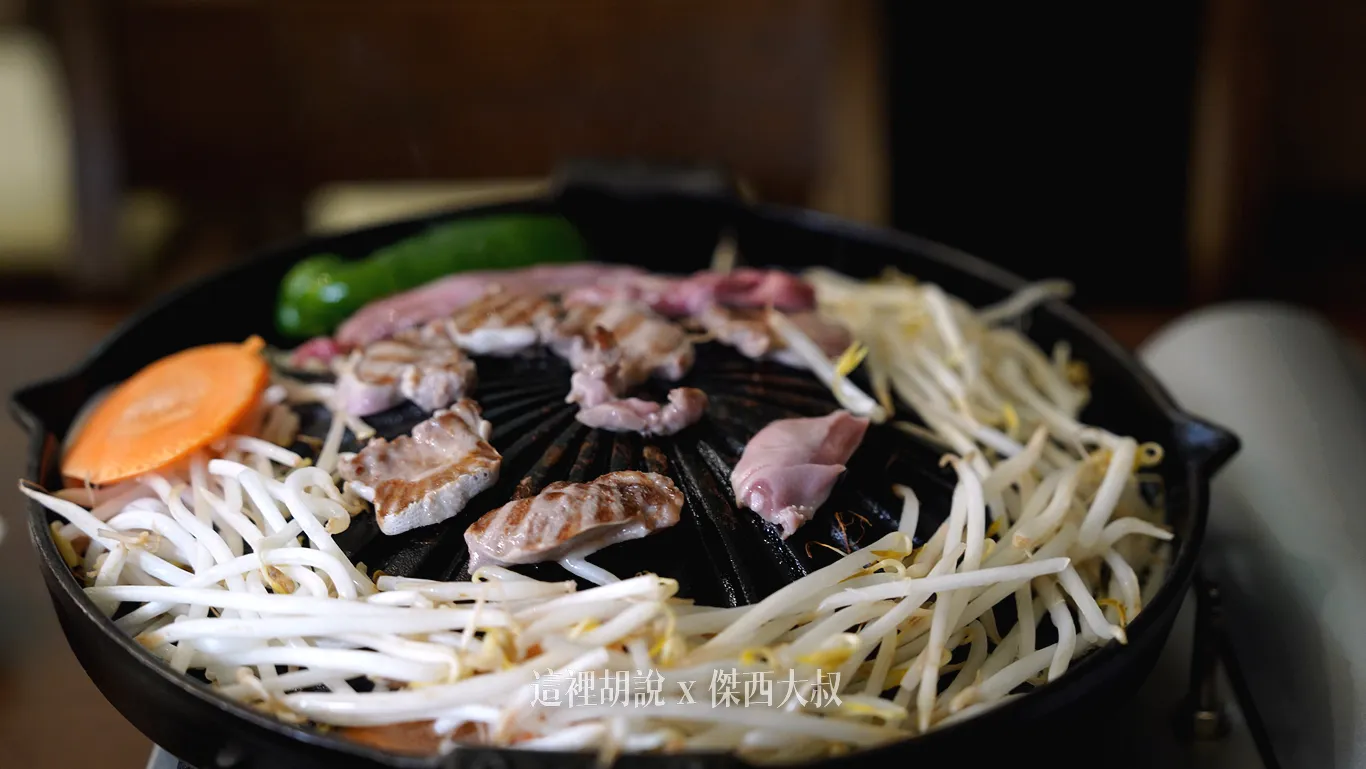 蔬菜類都在盤子內，主要是豆芽