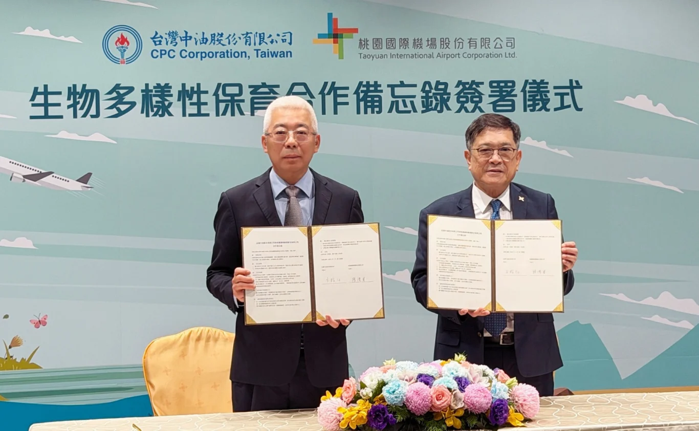 機場公司董事長楊偉甫（右）與台灣中油公司董事長方振仁（左）簽署「生物多樣性保育合作備忘錄（MOU）」，攜手推動生態永續發展。