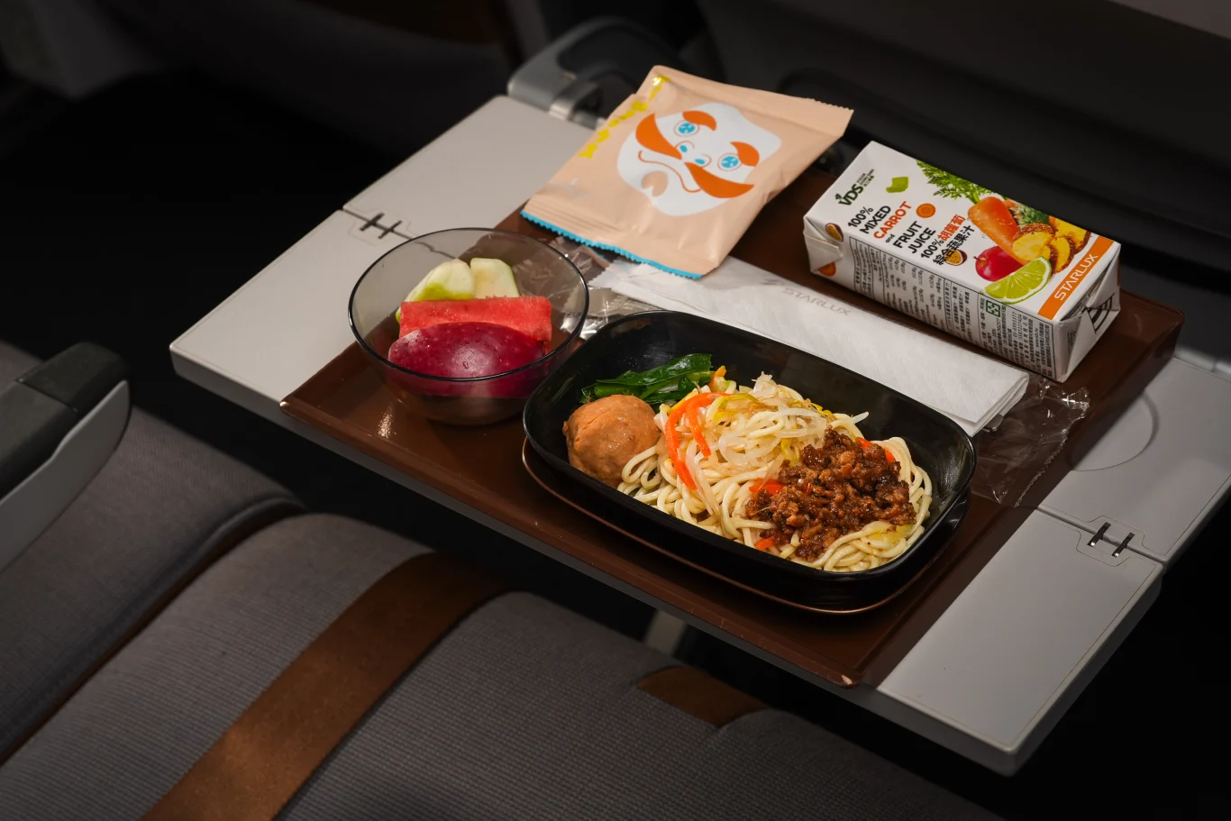 星宇航空與府城百年老字號「度小月」合作，推出以度小月肉燥為底的主餐餐點。圖為首波提供的「度小月肉燥擔仔麵」