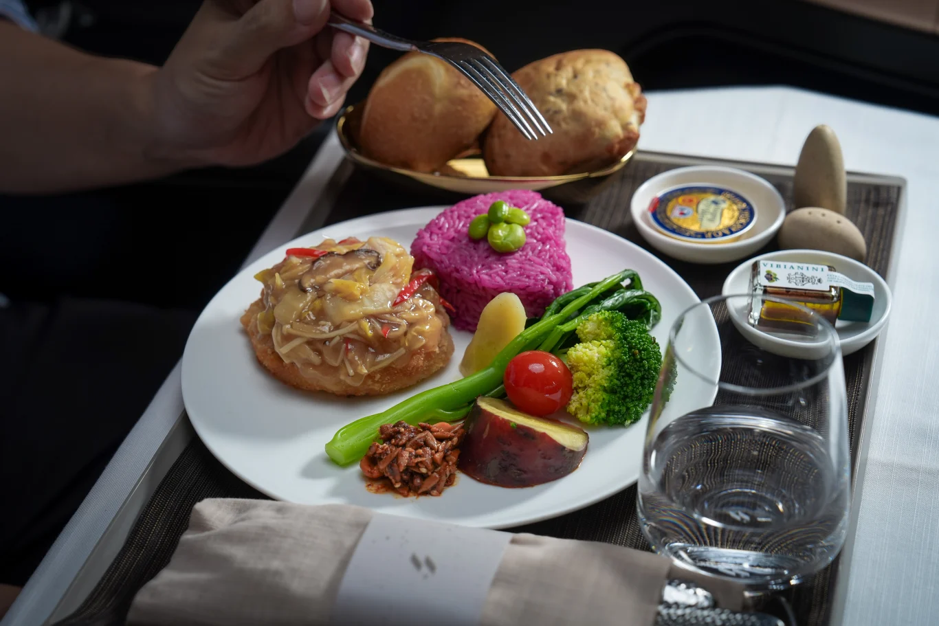 米其林推薦素食品牌「鈺善閣」也推出春夏新菜單，此為商務艙餐點「五柳和風杏排麻油香飯」